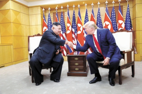 ２０１９年６月に当時のトランプ米大統領（右）が板門店の「自由の家」で北朝鮮の金正恩国務委員長と歓談する姿。［写真　青瓦台写真記者団］