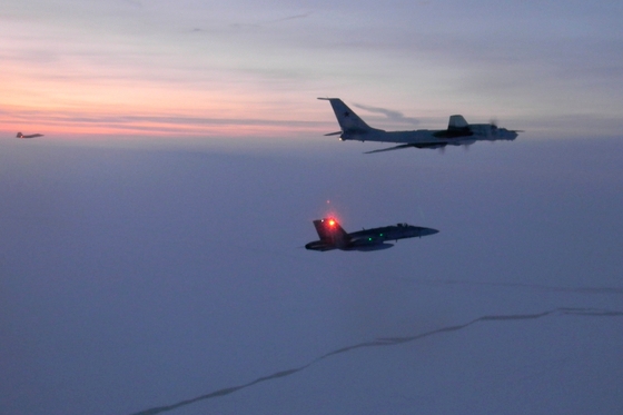 アラスカ海岸線付近まで飛行したロシア海上哨戒機に対応した米空軍戦闘機　［ＡＰ＝聯合ニュース］