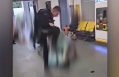 暴行被疑者を足で踏みつけて制圧する英国警察。［写真　インターネット　キャプチャー］