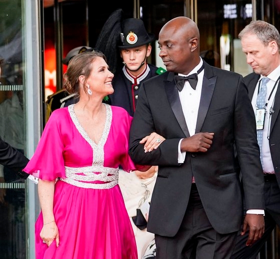 マッタ・ルイーセ王女と婚約者デュレク・ベレットさん［写真　ＡＦＰ＝聯合ニュース］