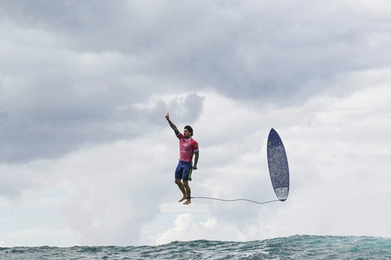 ブラジルのサーフィン選手の勝利セレモニーの瞬間［写真　ＡＦＰ＝聯合ニュース］