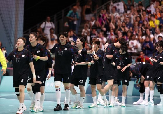 １日午前（現地時間）、パリ五輪女子ハンドボールＡ組第４戦でスウェーデン代表に敗れた韓国代表チーム　パリ＝五輪写真共同取材団