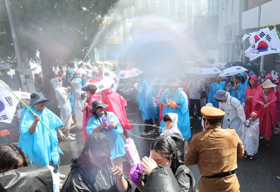 抗日武装戦闘を再現した記念行事の様子［写真　ニュース１］