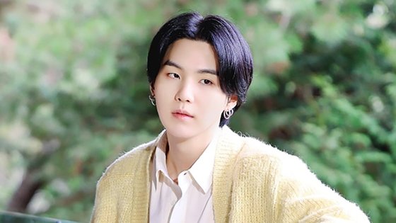 飲酒運転容疑で立件されたアイドルグループＢＴＳ（防弾少年団）のメンバー、ＳＵＧＡ（シュガ）さんに関連してコメントをした評論家に対するＢＴＳファンダムの批判コメントがあふれている。［中央フォト］