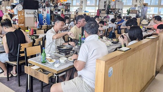２１日午後２時半ごろ、釜山チャガルチ市場２階の食堂。平日の昼の時間だが、市民や外国人観光客で賑わっている。最近は海外個人旅行者の訪問も増えているという。キム・ミンジュ記者