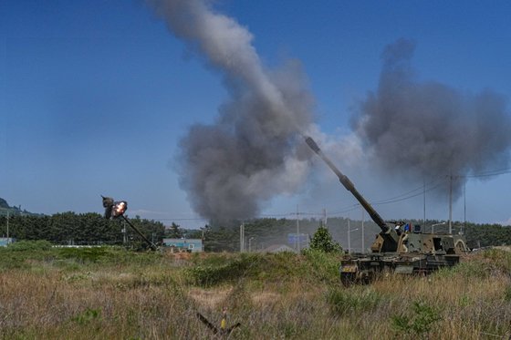 白翎島（ペクリョンド）駐屯海兵隊第６旅団のＫ－９自走砲が６月２６日、南西側公海上の仮想の標的に向けて発射している。　［写真　海兵隊司令部］