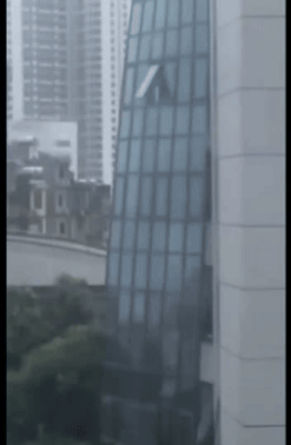 台風１１号の強風で吹き飛ぶ建物壁面の窓ガラス。［動画　オンラインキャプチャー］