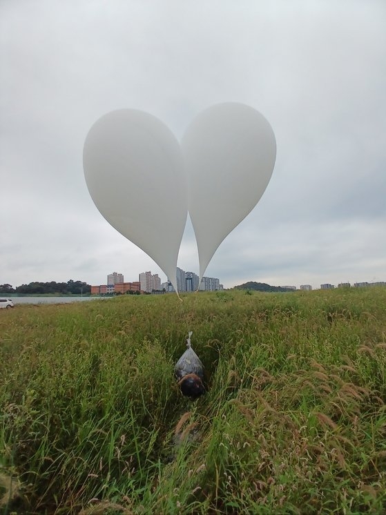 北朝鮮が４日から５日連続で汚物風船を散布している。６日、仁川市桂陽区（インチョンシ・ケヤング）のあるマンション付近の草むらに汚物気球が落とされている。［写真　仁川消防本部］