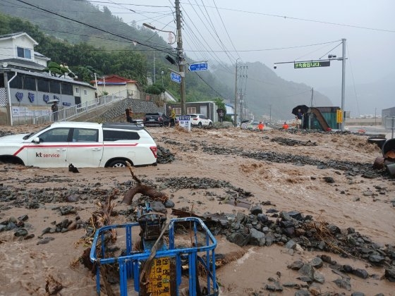 局地的な豪雨で土砂に埋沒された車両［写真　読者提供、ニュース１］