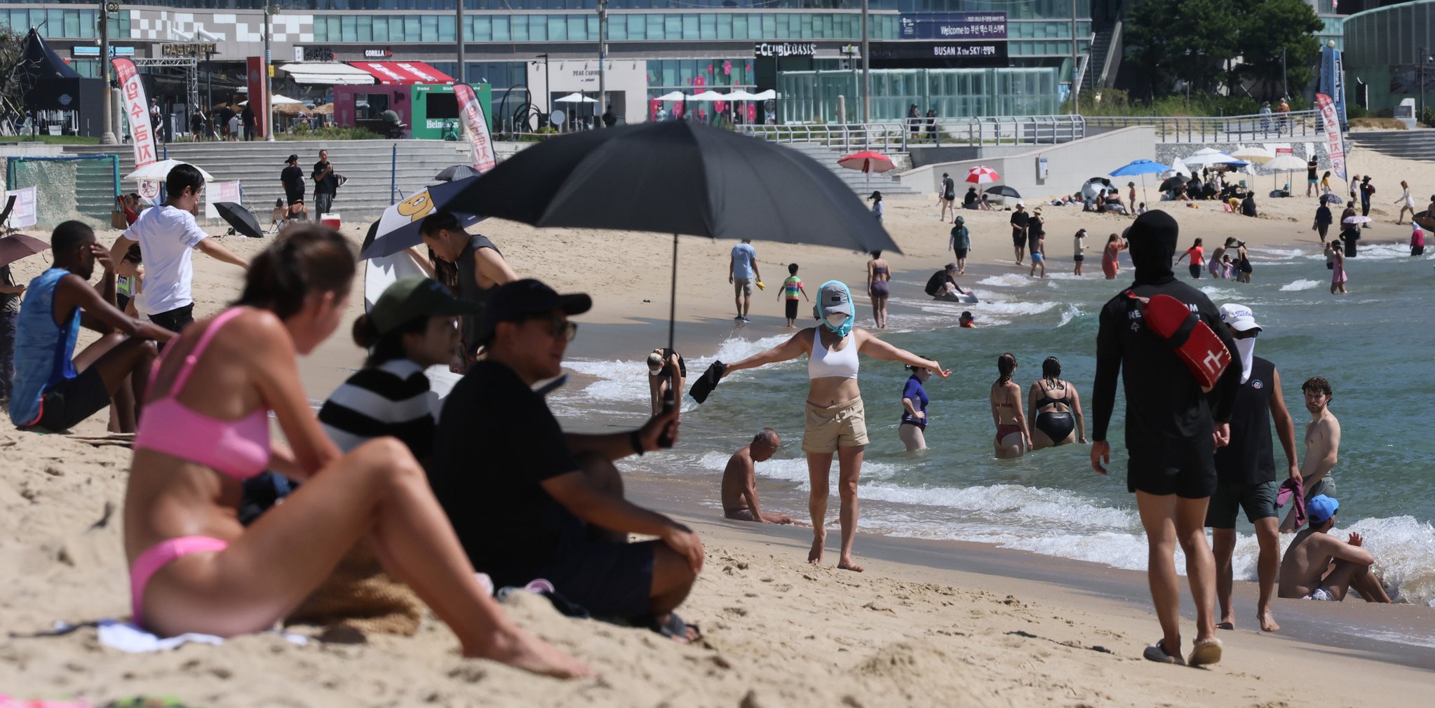 猛暑が続く中、海雲台海水浴場を訪れた外国人や市民たち　ソン・ボングン記者