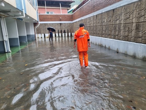 豪雨が降った２０日、全南求礼邑のマンションの駐車場が浸水した。　［全南求礼消防署提供］