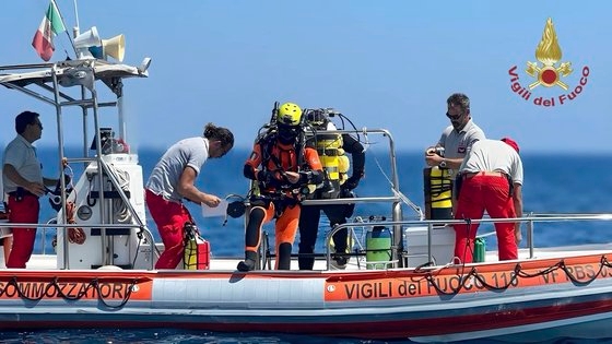 豪華ヨット引揚作業のために潜水するイタリア消防署員。［写真　ＡＰ＝聯合ニュース］