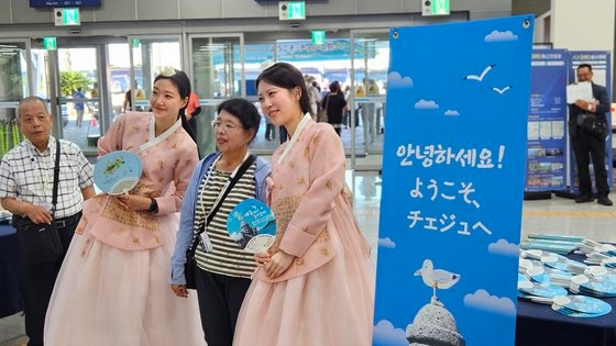 済州観光公社がクルーズ船で済州に到着した日本人観光客を出迎えている。［写真　済州観光公社］