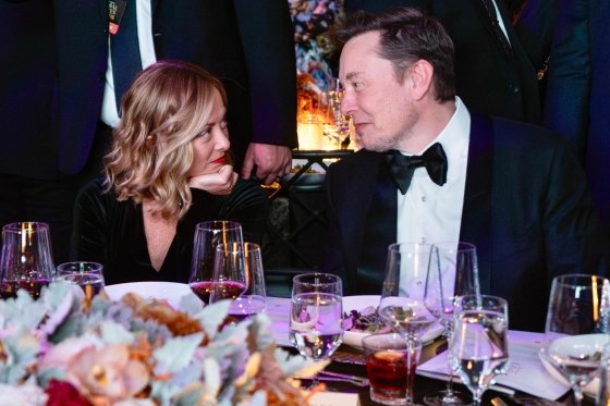 ２３日（現地時間）、ニューヨークで会ったイタリアのジョルジャ・メローニ首相（左）とテスラのイーロン・マスク最高経営責任者［写真　ＥＰＡ＝聯合ニュース］