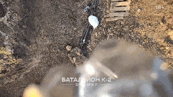 ウクライナのドローンがロシア兵士のそばに救護キットを落とす様子［写真　ユーチューブ（ＹｏｕＴｕｂｅ）動画］