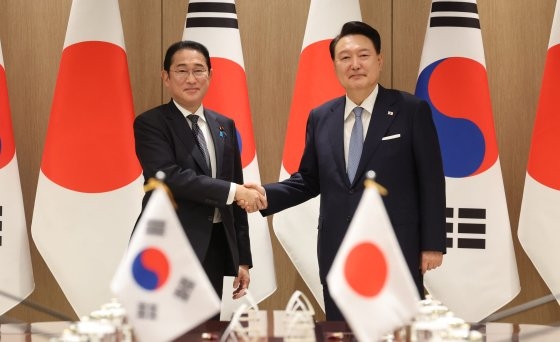 先月６日、韓国を訪問した岸田文雄前首相と竜山（ヨンサン）大統領室で記念撮影をする尹錫悦（ユン・ソクヨル）大統領　大統領室写真記者団