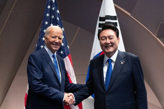 ７月１１日（現地時間）、米ワシントンのウォルターＥ．ワシントンコンベンションセンターで開かれた韓米首脳会談でバイデン米大統領と握手する尹錫悦（ユン・ソクヨル）大統領　［写真　大統領室］
