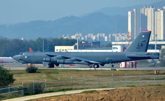 韓米同盟７０周年を迎えて初めて韓国に着陸した米軍の代表的な核武装可能戦略爆撃機Ｂ－５２Ｈが昨年１０月、忠清北道清州（チョンジュ）空軍基地で初の離陸を準備している場面。Ｂ－５２Ｈ戦略爆撃機は当時、韓半島（朝鮮半島）近隣上空で初めて韓米日３カ国合同空中訓練を展開した。　キム・ソンテ記者
