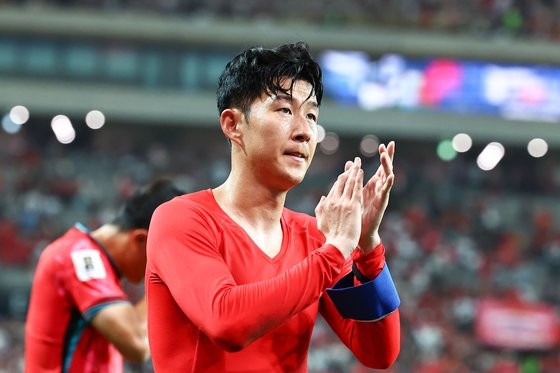 先月５日にソウルＷ杯競技場で行われた２０２６ＦＩＦＡ北中米Ｗ杯アジア３次予選Ｂ組第１戦の韓国－パレスチナ戦は引き分けに終わった。観客に向けて拍手をしながら競技場を歩く孫興慜（ソン・フンミン）選手。　キム・ジョンホ記者
