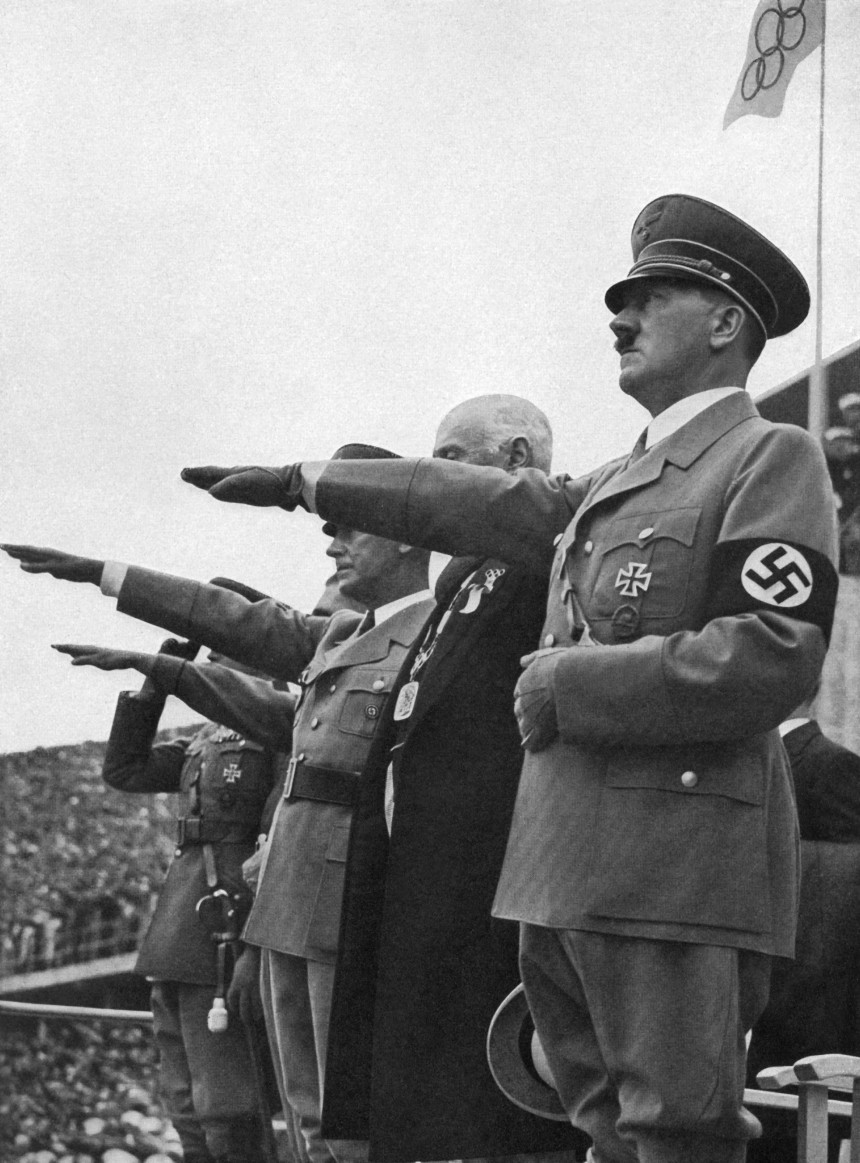 ナチス式敬礼をしているアドルフ・ヒトラー［写真　ＡＦＰ＝聯合ニュース］