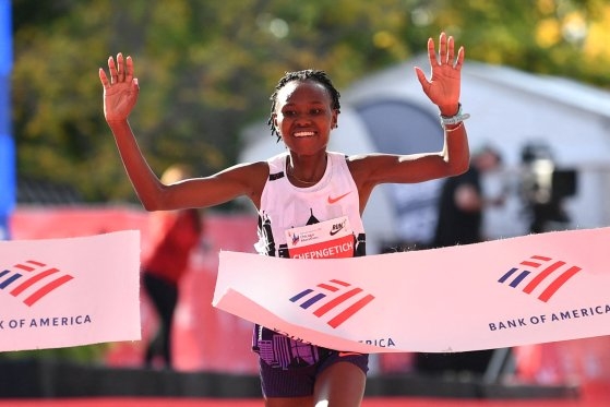 女子マラソンフルコースで世界新記録を樹立して優勝したルース・チェプンゲティッチ。　［聯合ニュース］