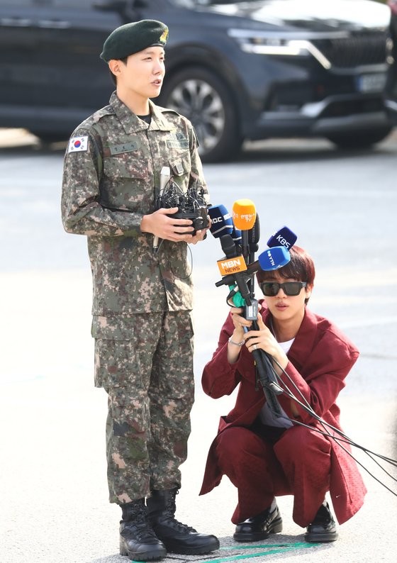 ＢＴＳのＪ－ＨＯＰＥが除隊、かがんでインタビューを手伝うＪＩＮ　［ニュース１］