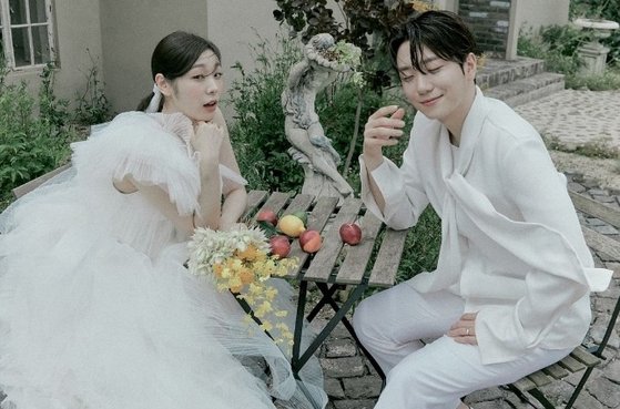 キム・ヨナが結婚記念２周年を記念してアップした写真［写真　キム・ヨナのインスタグラム］