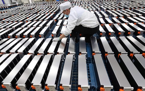  欣旺達の電気自動車バッテリー工場の作業員。［写真　ＡＦＰ＝聯合ニュース］