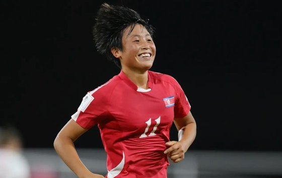 国際サッカー連盟（ＦＩＦＡ）Ｕ－１７女子Ｗ杯準々決勝でポーランドを相手に決勝ゴールを決めて喜ぶ北朝鮮のＦＷチェ・リムジョン。　［ＦＩＦＡホームページ　キャプチャー］