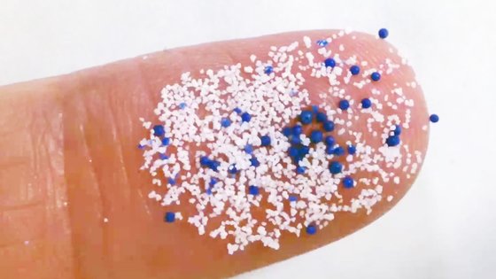 マイクロプラスチックは５ミリメートルより小さいプラスチック粒だ。その中でもナノプラスチックは１マイクロメートルより小さい大きさのプラスチック粒だ。［写真　ＵＮＥＰ］