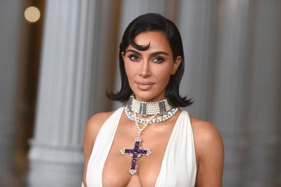   故ダイアナ皇太子妃の十字架ネックレスを着用したキム・カーダシアン［ＡＰ＝聯合ニュース］