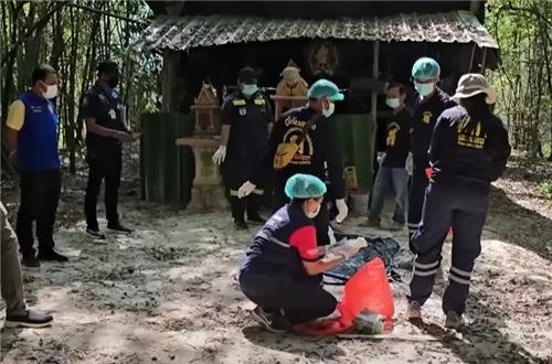 遺体が発見されたピチット州の修道院を調べるタイ警察。［バンコック・ポストのホームページ　キャプチャー］