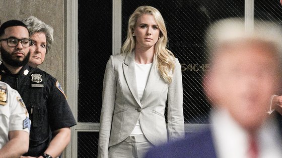 ナタリー・ハープ氏が４月３０日、トランプ氏の刑事裁判のためニューヨーク州最高裁に出席している。　［写真　ロイター＝聯合ニュース］