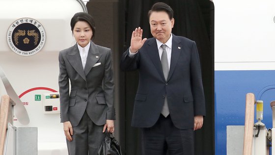 出国のあいさつをする尹錫悦大統領と金建希夫人［写真　大統領室写真記者団］