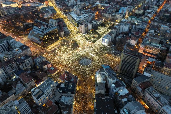 数万個のライトで埋め尽くされたスラビヤ広場の様子。［写真　ＡＦＰ＝聯合ニュース］