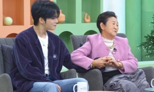 歌手キム・ジェジュン（左）と母親ユ・マンスンさん。［ＫＢＳ第１テレビ『朝の広場』キャプチャー］