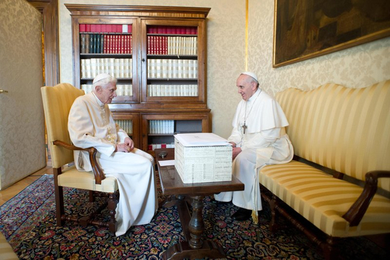 ベネディクト１６世とローマ教皇が２０１３年３月に会った席に白い箱がある。［教皇庁公式機関紙「オッセルヴァトーレ・ロマーノ（Ｌ＇Ｏｓｓｅｒｖａｔｏｒｅ　Ｒｏｍａｎｏ）」　キャプチャー］