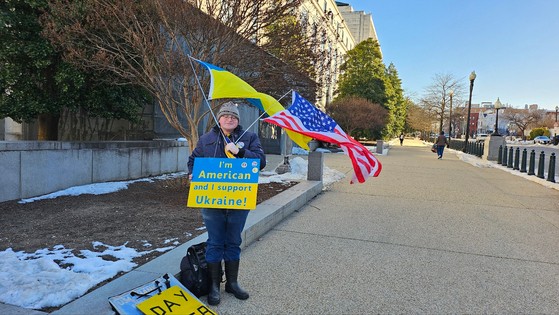 第２次トランプ政権の国防長官に指名されたピート・ヘグセス氏に対する公聴会が１４日に米上院で開かれた。公聴会場には多くのトランプ支持者が集まり、会場入口ではヘグセス氏の任命に反対するデモが続いた。カン・テファ特派員