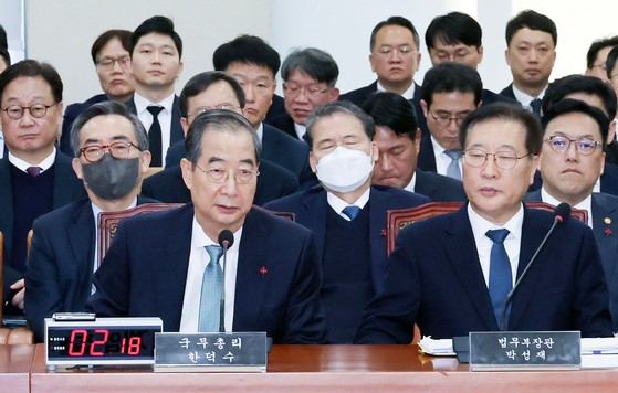 韓国の韓悳洙（ハン・ドクス）首相（前列左）が１５日午後、国会で開かれた「内乱容疑真相究明国政調査特別委員会」の機関報告に出席して議員からの質疑に答えている。キム・ソンリョン記者