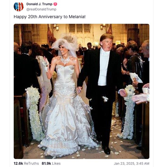   トランプ米大統領の２００５年の結婚式当時の写真［トゥルース・ソーシャル　キャプチャー］