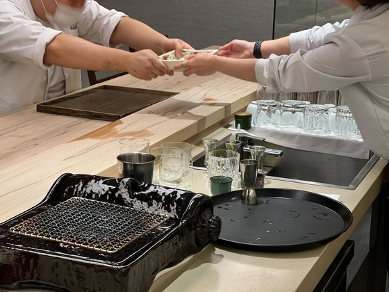 ソウル江南の日本料理店で働くイシガミ・コナツさん（２９）は昨年８月、ワーキングホリデービザを受けて韓国に来た。　写真＝イシガミさん提供