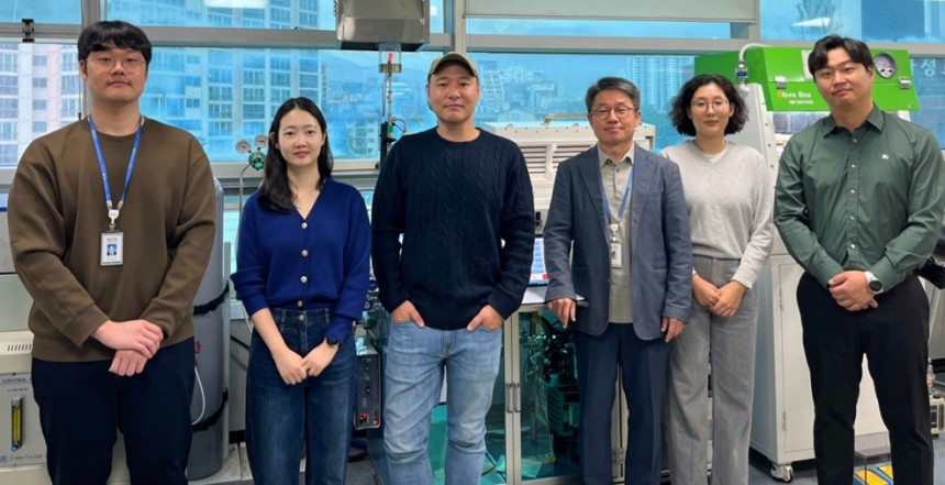 レアアースに依存しない２段階粒界拡散工程を開発した韓国材料研究院の研究チーム。