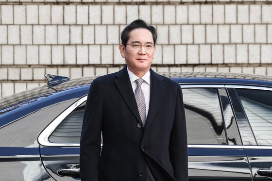 サムスン電子の李在鎔会長が３日にソウル高裁で開かれたグループ経営権継承関連の不当合併・会計不正疑惑控訴審宣告公判に出席している。キム・ギョンロク記者