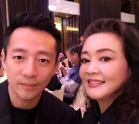 徐熙媛さんの前夫の汪小菲さん（左）と母親の張蘭さん。［ウェイボー　キャプチャー］