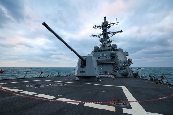 昨年１月に米海軍の駆逐艦「ジョン・フィン」が東シナ海で作戦を遂行している。［写真　米海軍］