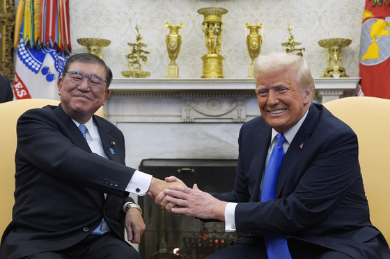 握手を交わす石破首相とトランプ大統領［写真　ＡＰ＝聯合ニュース］