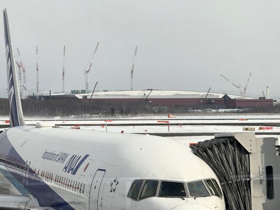 １２日北海道の玄関口と呼ばれる新千歳空港から見たラピダス半導体工場全景。空港と道路１本を挟んで向き合っているほど近く、半導体輸出に特化した立地構造を備えている。キム・ヒョンイェ特派員