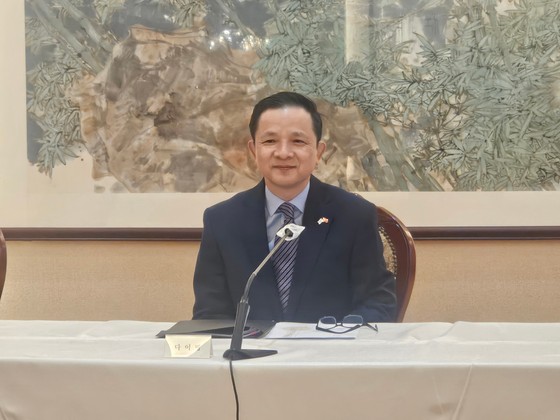 ２５日、ソウル中区の在韓中国大使館で国内・海外記者懇談会を開いた戴兵駐韓中国大使　パク・ヒョンジュ記者