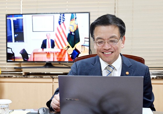 崔相穆大統領代行が先月２８日、米財務長官とオンライン面談をしている。［写真　企画財政部］