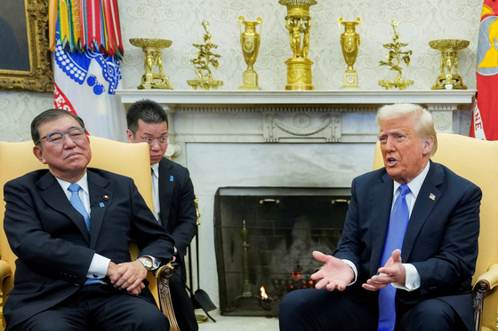 ホワイトハウスで会談をする石破首相とトランプ大統領。［写真　ロイター＝聯合ニュース］